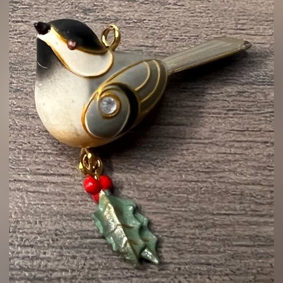 HALLMARK NEW 2011 BLACK- CAPPED CHICKADEE MINIATURE Christmas Ornament - Picture 3 of 8